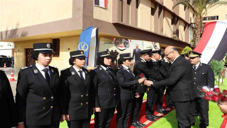 محافظ القليوبية يوزع الورود علي رجال الشرطة والخدمات بالشوارع والميادين 