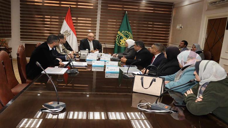 محافظ القليوبية يناقش مستجدات مشروع تطوير الكورنيش وممشي أهل مصر بمدينة بنها وتحويلهما لواجهة حضارية ترفيهية للمواطنين
