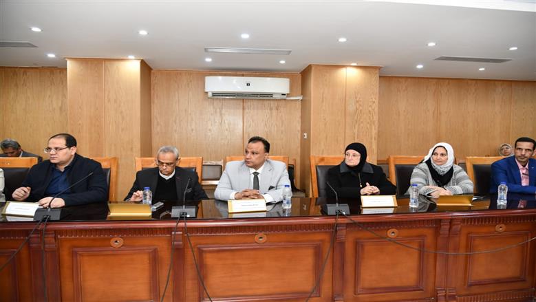 محافظ الفيوم ونائب وزير الصحة يترأسان اجتماع المجلس الإقليمي للسكان بالمحافظة