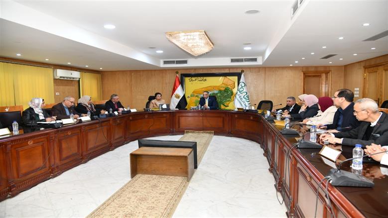 محافظ الفيوم ونائب وزير الصحة يترأسان اجتماع المجلس الإقليمي للسكان بالمحافظة