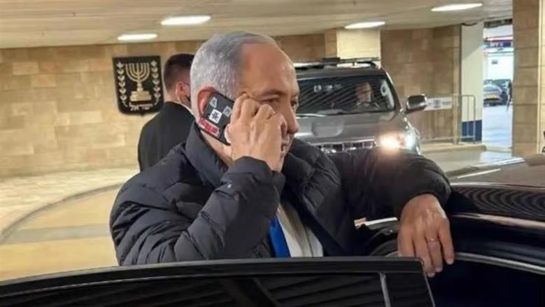 ملصق أحمر على كاميرا نتنياهو.. ما السر المخفي في هاتف رئيس الحكومة الإسرائيلية؟