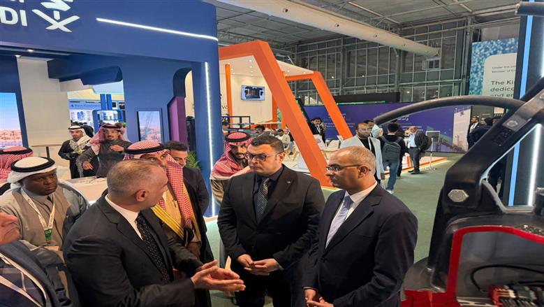 وزير الإسكان يتفقد أجنحة معرض «إيفات السعودية 2026» لبحث توطين التكنولوجيا 