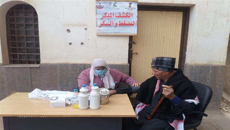 فحص 1370 مريضا في قافلة طبية بقرية كفر لبس في المنيا 
