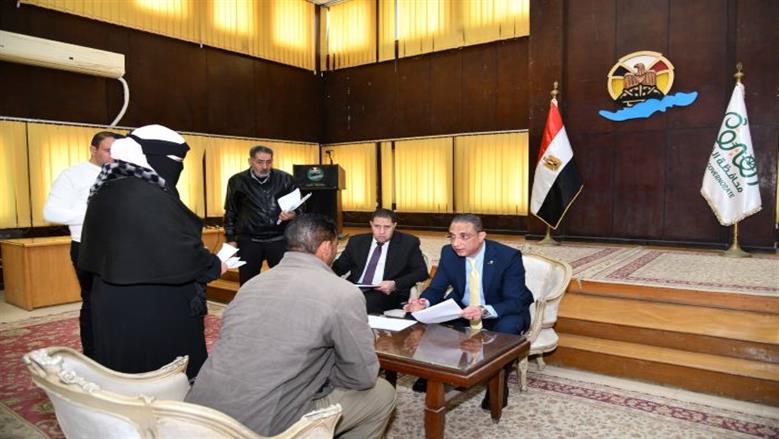 محافظ الفيوم يستمع إلى شكاوى المواطنين