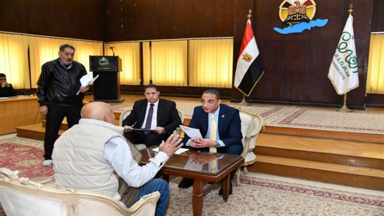 محافظ الفيوم يستمع إلى شكاوى المواطنين