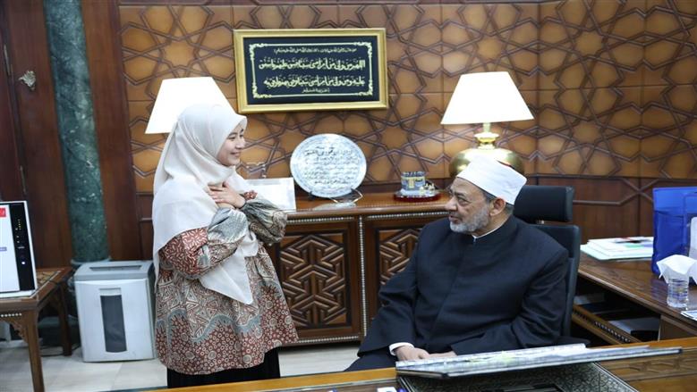 ماذا قالت الطالبة الإندونيسية «ييلي» خلال لقائها بشيخ الأزهر؟