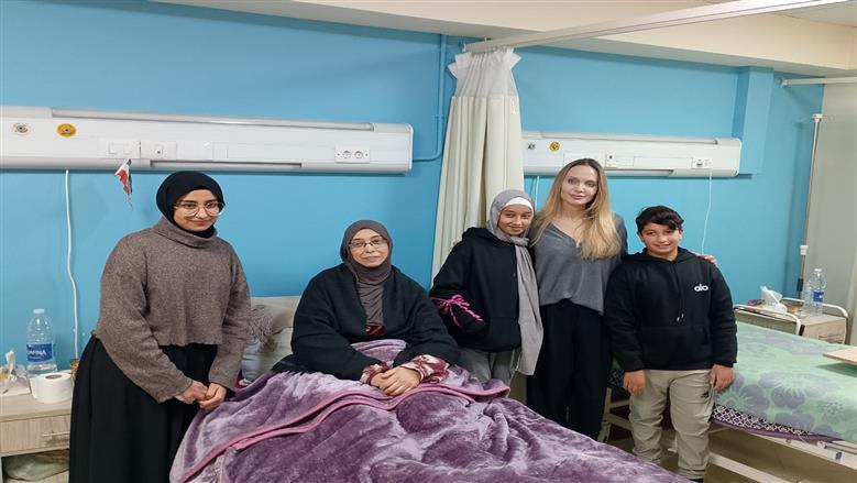 جاكي شان وأنجلينا جولي يبكيان بسبب أطفال غزة.. ماذا قالا؟