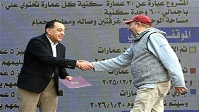 رئيس الوزراء يسلم العقود 