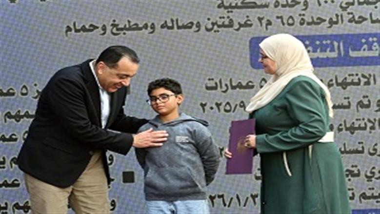 رئيس الوزراء يسلم العقود 