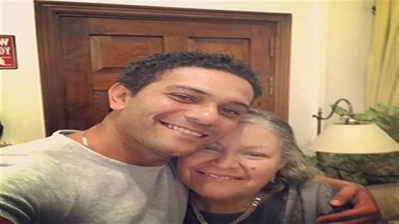 والدة آسر ياسين تنظم عرضا خاصا لفيلم «إن غاب القط» بحضور صديقاتها