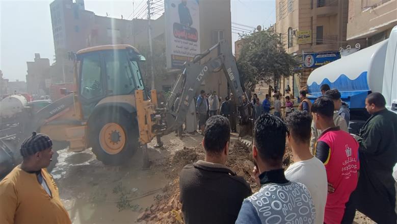 رئيس مياه الفيوم يترأس فرق العمل لحل أزمة انسداد مصرف غيط العلوي بسنورس