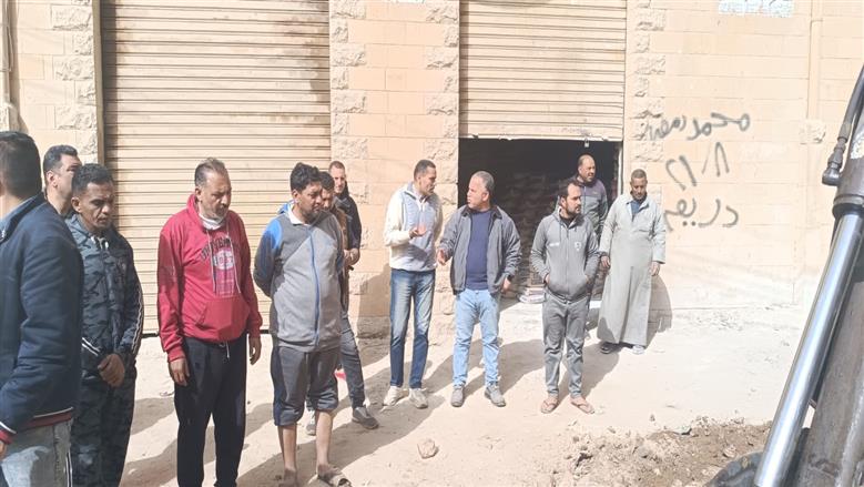 رئيس مياه الفيوم يترأس فرق العمل لحل أزمة انسداد مصرف غيط العلوي بسنورس