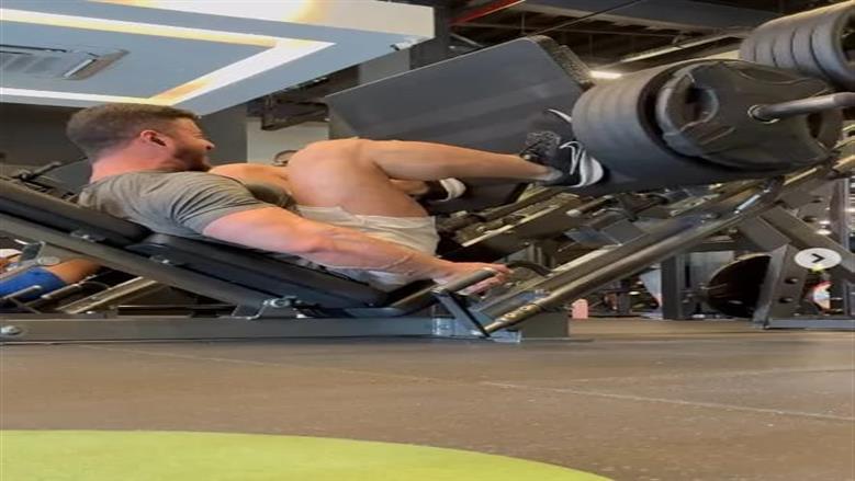 إصابة مروعة للاعب كمال أجسام لإصابة مروعة أثناء التمرين.. سمع صوت ركبته