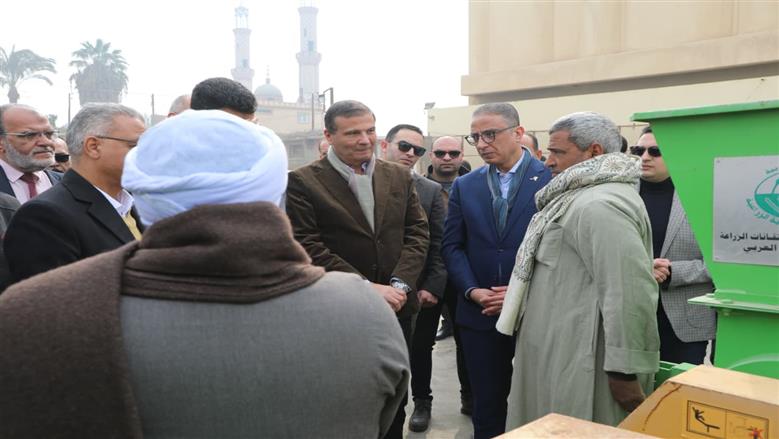 وزير الزراعة ومحافظ الفيوم يوزعان 15 «فراطة ذرة» على صغار المزارعين