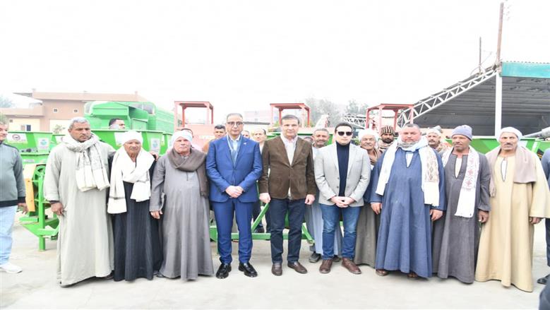 وزير الزراعة ومحافظ الفيوم يوزعان 15 فراطة ذرة على صغار المزارعين بالمحافظة