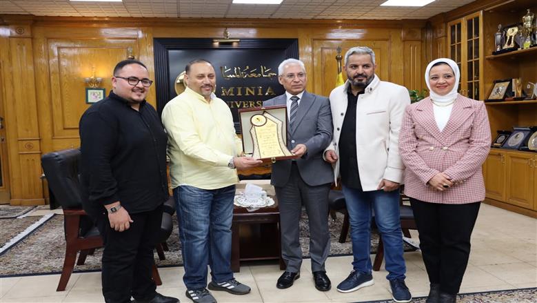 رئيس جامعة المنيا يستقبل وفدا من الطلاب الوافدين لبحث تعزيز التعاون الأكاديمي