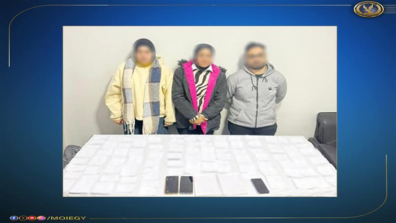 ضبط شخص وسيدتين بحوزتهم كوبونات سلع غذائية أمام إحدى اللجان الانتخابية في المنيا