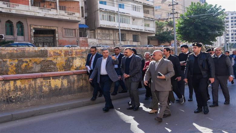 محافظ الإسكندرية خلال جولته