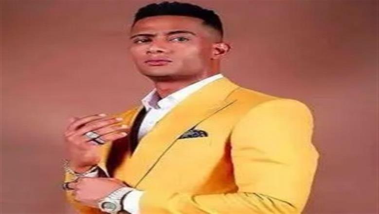 محمد رمضان يقبل رأس فتاة ساعدته في ارتداء حذائه خلال حفله باستاد القاهرة