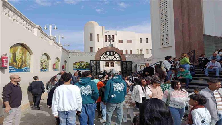 بمشاركة الأجانب.. أقباط الغردقة يحتفلون بعيد الميلاد في كاتدرائية الأنبا شنودة