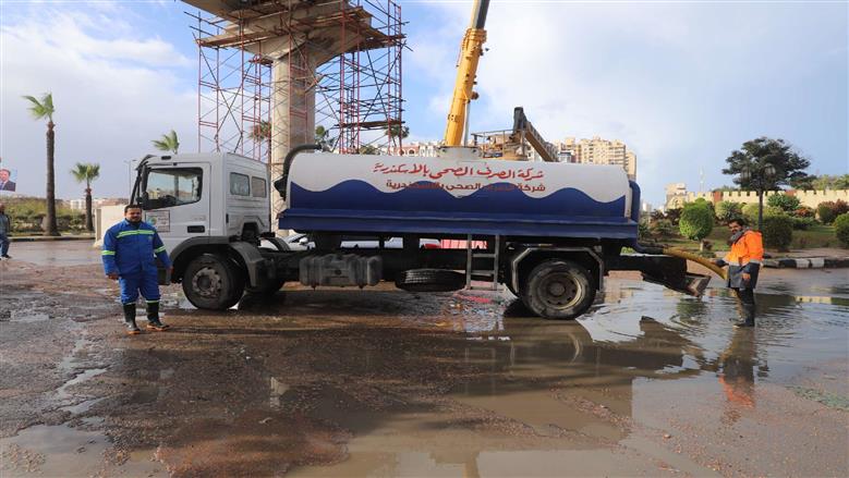 صرف صحي الإسكندرية يواجه نوة الفيضة الكبرى