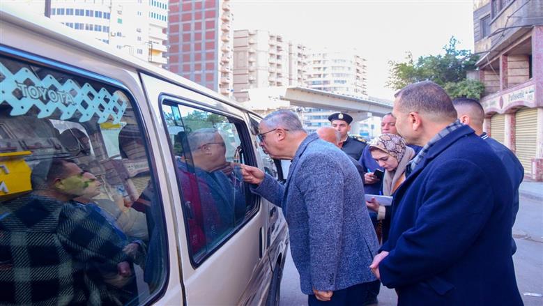 في أول أيام إيقاف ترام الرمل.. محافظ الإسكندرية ونائب وزير النقل يتفقدان حركة المواصلات