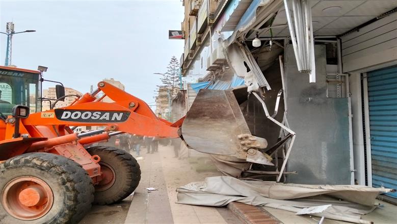 جانب من أعمال إزالة السندات والاشغالات بوسط مدينة مرسى مطروح بسوق الخضار القديم