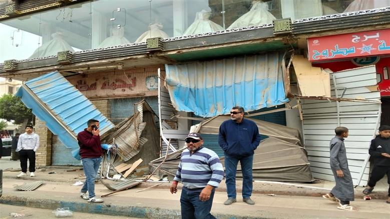 جانب من أعمال إزالة السندات والاشغالات بوسط مدينة مرسى مطروح بسوق الخضار القديم