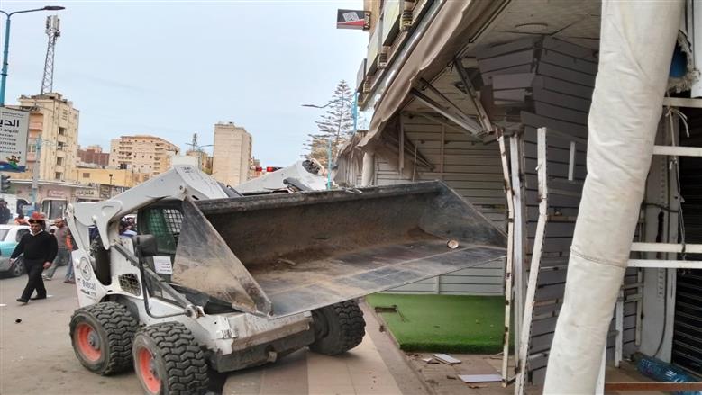 جانب من أعمال إزالة السندات والاشغالات بوسط مدينة مرسى مطروح بسوق الخضار القديم