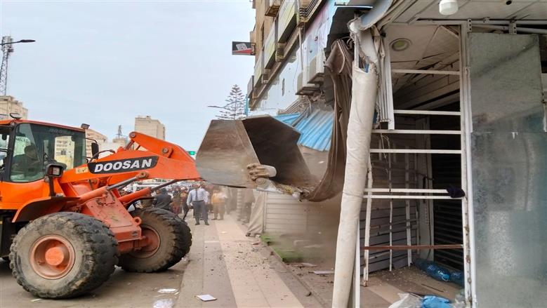 جانب من أعمال إزالة السندات والاشغالات بوسط مدينة مرسى مطروح بسوق الخضار القديم