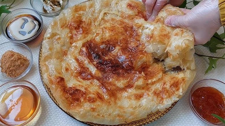 طريقة عمل الفطير المشلتت بالعسل والسمنة البلدي.. حضريه في 10 دقائق