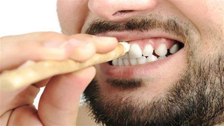 حكم استخدام السواك أو المعجون في نهار رمضان.. الإفتاء توضح