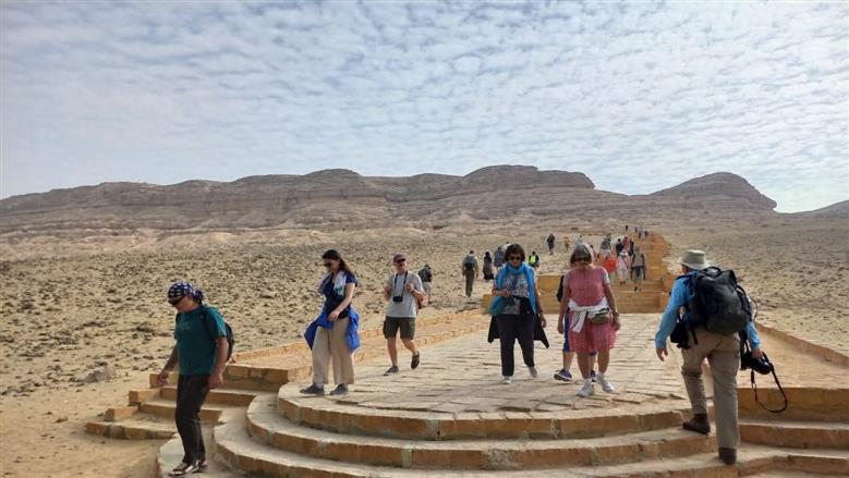 وفود أجنبية محتلفة تزور المناطق الأثرية في المنيا 