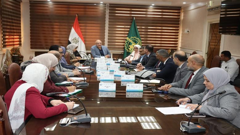 محافظ القليوبية يبحث تعميم منظومة الدفع الإلكتروني «طوالي» بأتوبيسات المحافظة