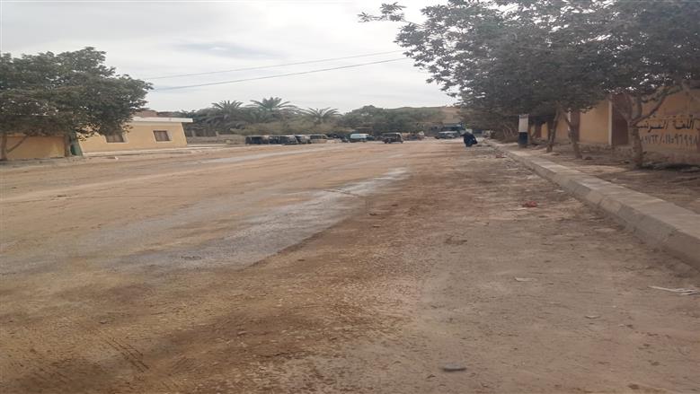 حملات مكثفة للنظافة وتمهيد وتسوية الطرق بمركز يوسف الصديق