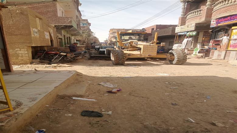 حملات مكثفة للنظافة وتمهيد وتسوية الطرق بمركز يوسف الصديق