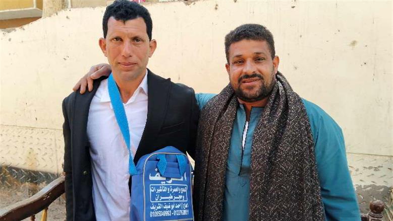 أجمل زفة في أسيوط.. عريس وعروس يختاران بيت الله لبداية حياتهما (فديو)