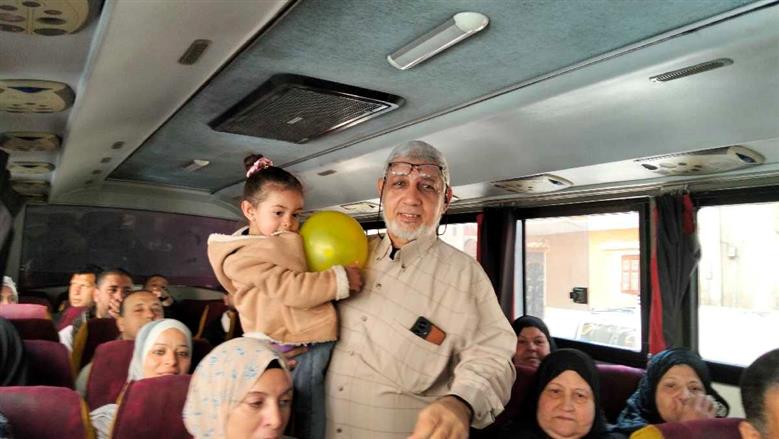 أجمل زفة في أسيوط.. عريس وعروس يختاران بيت الله لبداية حياتهما (فديو)