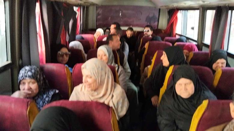 أجمل زفة في أسيوط.. عريس وعروس يختاران بيت الله لبداية حياتهما (فديو)