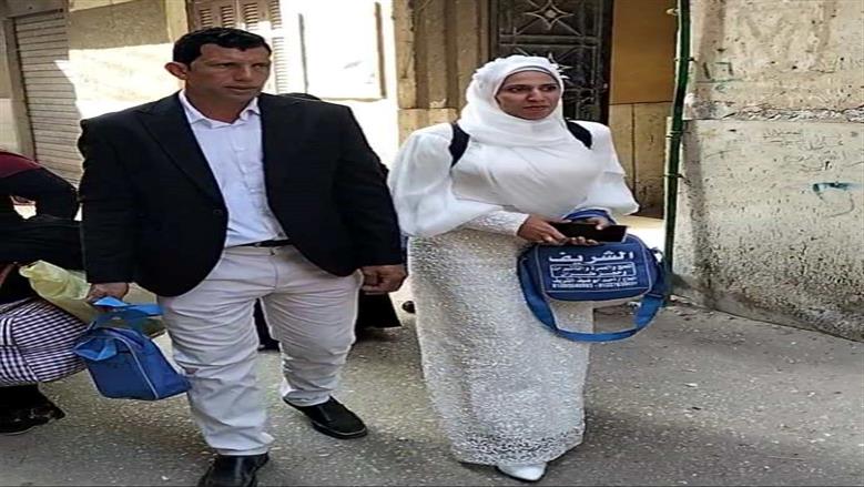 أجمل زفة في أسيوط.. عريس وعروس يختاران بيت الله لبداية حياتهما (فديو)