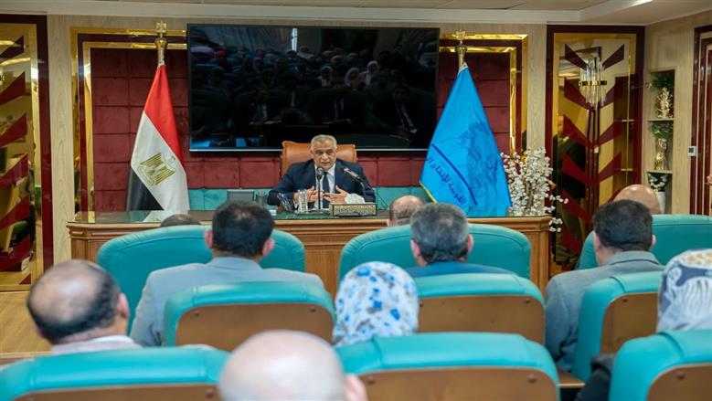 وزير الإنتاج الحربي يلتقي بالعاملين في الوزارة