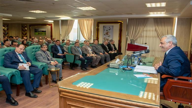 وزير الإنتاج الحربي يلتقي بالعاملين في الوزارة