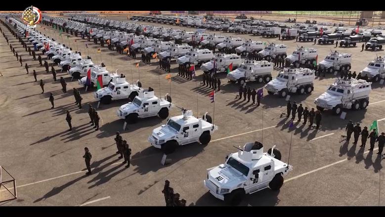 رئيس الصومال ووزير الدفاع يشهدان اصطفاف القوات المصرية ببعثة الاتحاد الأفريقي لدعم الأمن بالصومال (صور وفيديو)