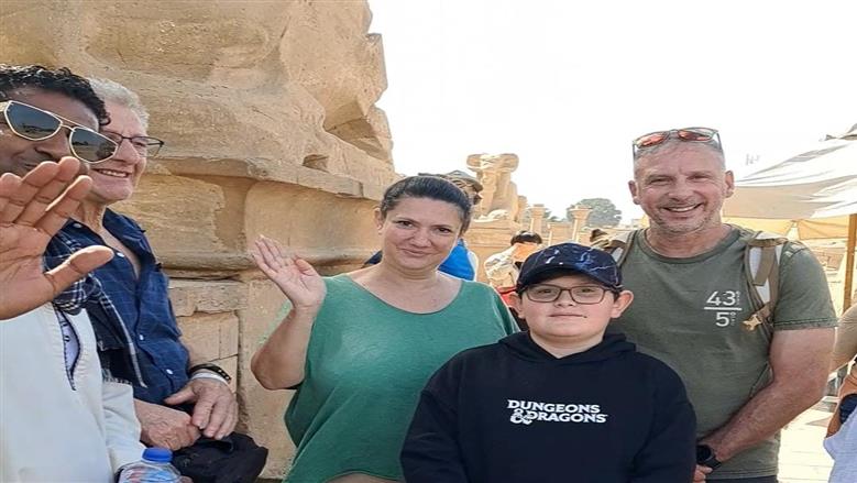 سياح فرنسيون يهنئون المصريين بقدوم رمضان المبارك بمعابد الكرنك