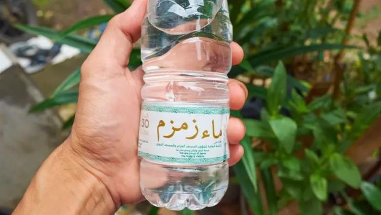 دعاء ماء زمزم للرزق والشفاء.. ماذا تقول عند الشرب كما فعل الصحابة؟
