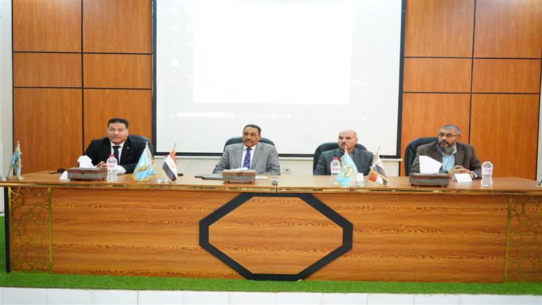 خلال فعاليات لقاء محافظ مطروح مع لجنة مناقشة التغيرات المناخية في مكتبة مصر العامة بمطروح
