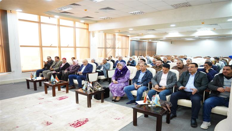 خلال فعاليات لقاء محافظ مطروح مع لجنة مناقشة التغيرات المناخية في مكتبة مصر العامة بمطروح