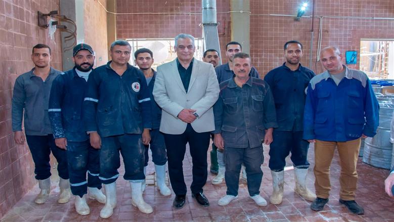 وزير الإنتاج الحربي الجديد يستمع لمقترحات العاملين في أولى جولاته بعد تكليفه رسميًا بالوزارة