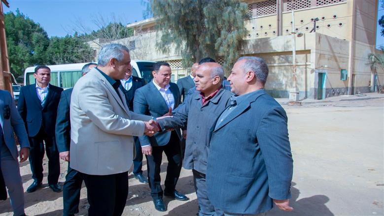 وزير الإنتاج الحربي الجديد يستمع لمقترحات العاملين في أولى جولاته بعد تكليفه رسميًا بالوزارة
