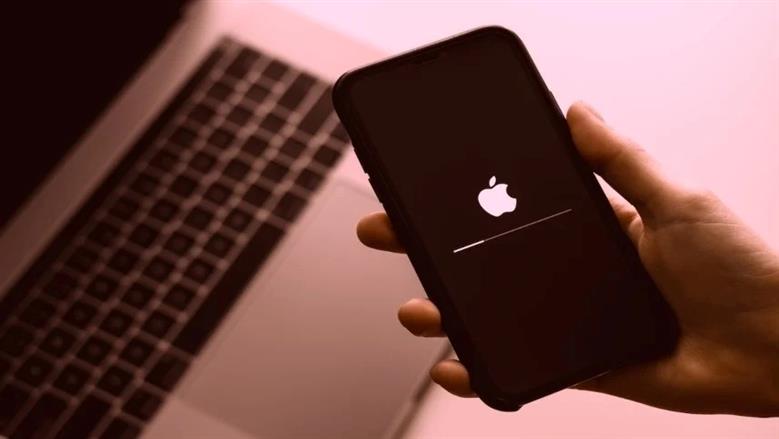 ميزة في آيفون تهزم FBI.. كيف جعلت أبل هواتفها حصنا لا يمكن اختراقه؟